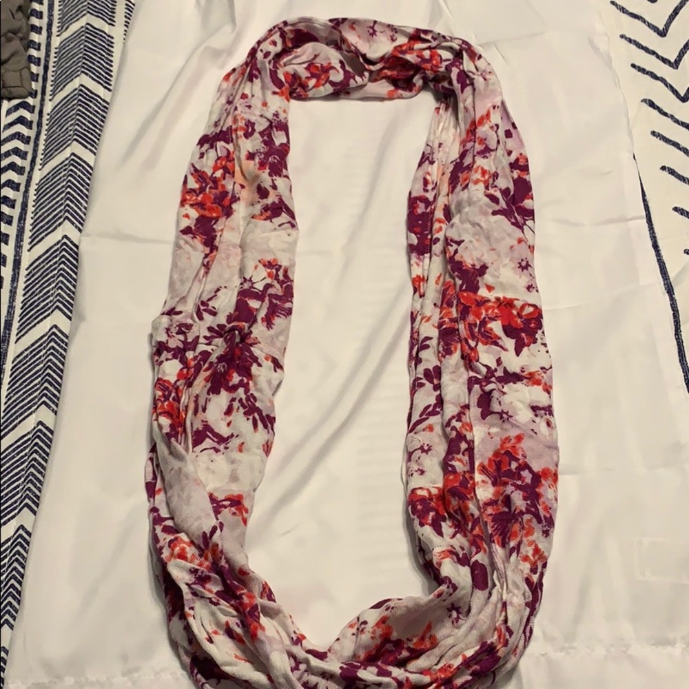 Lightly used Women’s pink floral infinity scarf.